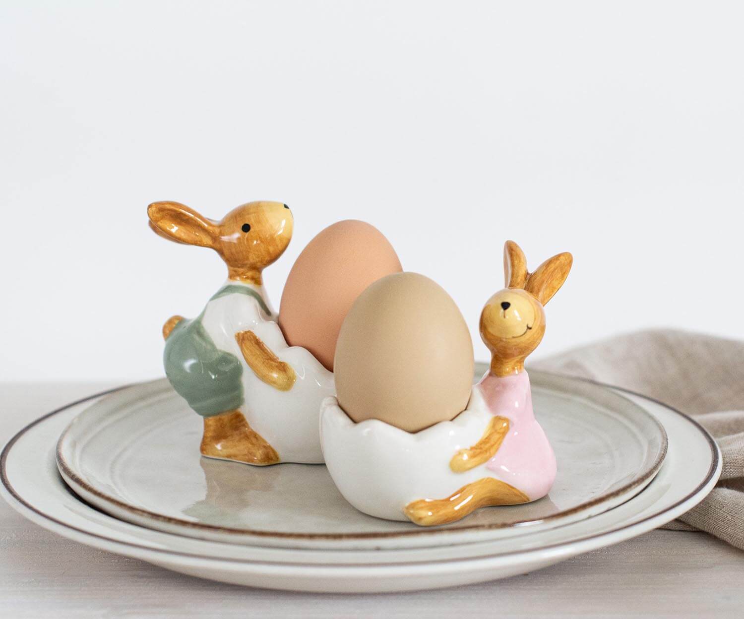 Velyku zuikiai laiko kiausinius, dėklas vaikams