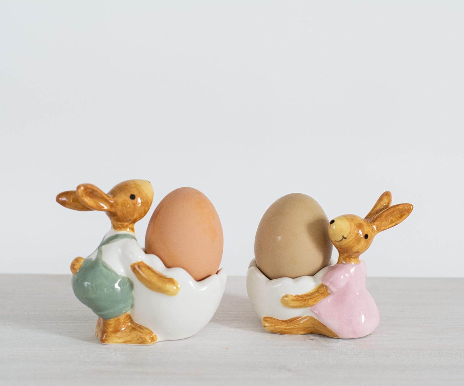 Velyku zuikiai laiko kiausinius, dėklas vaikams