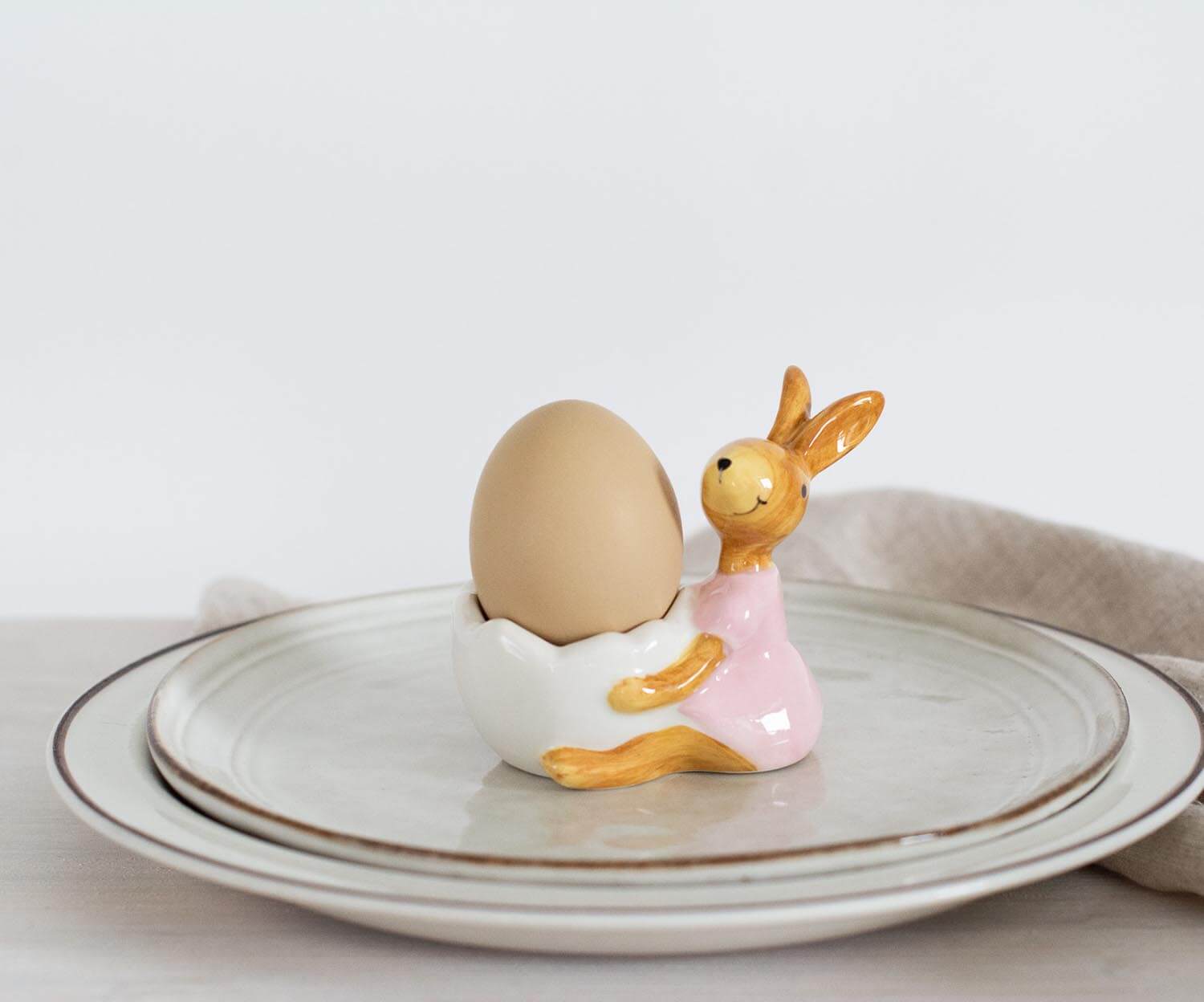 Velyku zuikiai laiko kiausinius, dėklas vaikams