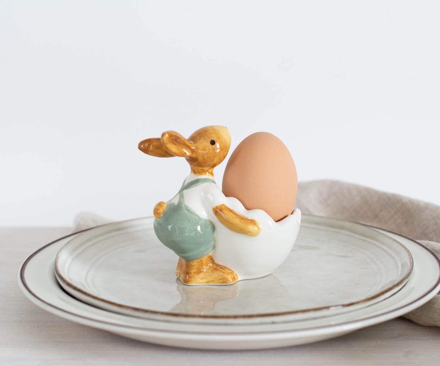 Velyku zuikiai laiko kiausinius, dėklas vaikams